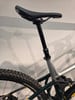 Teil eines Mountainbikes mit verstellbarer Sattelstütze und Dämpfer.