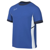 Blaues Nike Sportshirt mit weißem Logo und dunkelblauem Kragen.