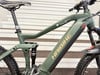 Grünes Haibike E-Bike mit Federung und Schriftzug auf dem Rahmen.