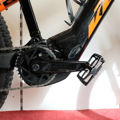 Detail eines KTM E-Mountainbikes mit Antrieb und Kurbeln, Fokus auf Kette. Detail eines KTM E-Mountainbikes mit Antrieb und Kurbeln, Fokus auf Kette.