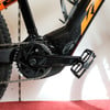 Detail eines KTM E-Mountainbikes mit Antrieb und Kurbeln, Fokus auf Kette.
