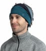 Ein Mann mit dunklen Haaren trägt ein gestreiftes Stirnband und einen grauen Pullover.