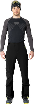 Mann in Skisportkleidung mit Skischuhen und Skibrille. Mann in Skisportkleidung mit Skischuhen und Skibrille.