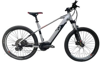 Ein graues E-Mountainbike mit schwarzen Akzenten und rotem Sattel.