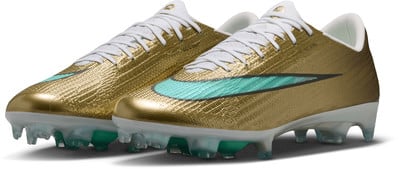 Goldene Nike Fußballschuhe mit türkisfarbenem Swoosh und weißen Schnürsenkeln. Goldene Nike Fußballschuhe mit türkisfarbenem Swoosh und weißen Schnürsenkeln.