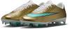 Goldene Nike Fußballschuhe mit türkisfarbenem Swoosh und weißen Schnürsenkeln.