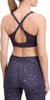 Žena v tmavě fialovém sportovním topu a legínách s leopardím vzorem.