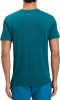 Mann in einem dunkelpetrolfarbenen T-Shirt mit kurzen Ärmeln und blauen Shorts.