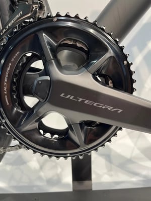 Detail des Shimano Ultegra Kettenblatts und der Kurbel an einem Fahrrad. Detail des Shimano Ultegra Kettenblatts und der Kurbel an einem Fahrrad.