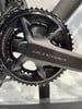 Detail des Shimano Ultegra Kettenblatts und der Kurbel an einem Fahrrad.