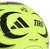 Sárga Adidas focilabda fekete csíkokkal és logóval.
