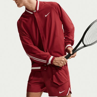 Mann in roter Nike-Jacke und Shorts hält einen Tennisschläger. Mann in roter Nike-Jacke und Shorts hält einen Tennisschläger.