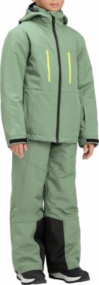 Junge in grün-schwarzer Winterjacke und Hose mit Reflektorstreifen. Junge in grün-schwarzer Winterjacke und Hose mit Reflektorstreifen.