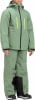 Junge in grün-schwarzer Winterjacke und Hose mit Reflektorstreifen.