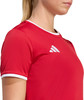 Rotes Adidas-T-Shirt mit weißem Kragen und Logo auf der Brust.