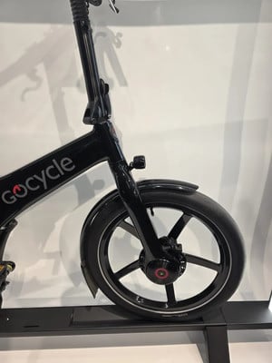 Detail eines schwarzen GoCycle E-Bikes mit Rad und Schutzblech. Detail eines schwarzen GoCycle E-Bikes mit Rad und Schutzblech.