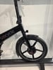 Detail eines schwarzen GoCycle E-Bikes mit Rad und Schutzblech.