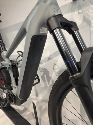 Detail eines E-Mountainbikes mit Federung und großem Akku. Detail eines E-Mountainbikes mit Federung und großem Akku.