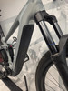 Detail eines E-Mountainbikes mit Federung und großem Akku.