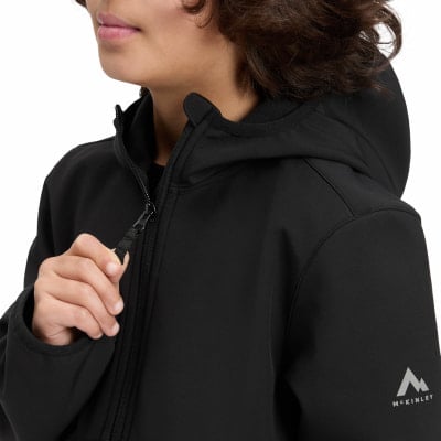 Detail einer schwarzen Kapuzenjacke mit Reißverschluss, McKinley-Logo. Detail einer schwarzen Kapuzenjacke mit Reißverschluss, McKinley-Logo.