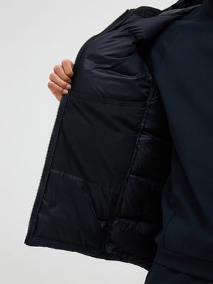 Innentasche der Jacke mit feinem Mesh und gesteppter Oberfläche.