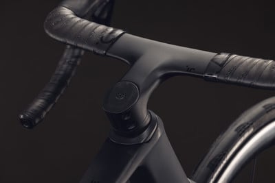 Ein schwarzer Fahrradlenker mit umwickelten Griffen und Logo. Ein schwarzer Fahrradlenker mit umwickelten Griffen und Logo.