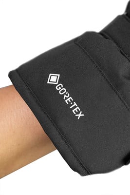 Schwarze Handschuhe mit GORE-TEX-Logo am Handgelenk. Schwarze Handschuhe mit GORE-TEX-Logo am Handgelenk.