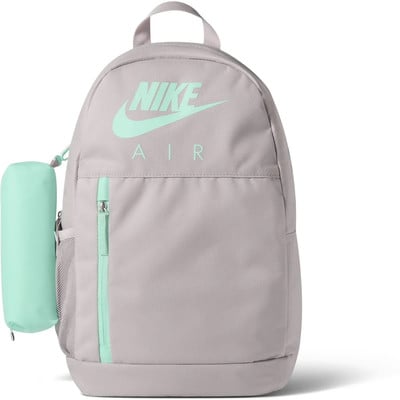 Šedý batoh Nike s přídavnou pouzdrem a logem Nike Air. Šedý batoh Nike s přídavnou pouzdrem a logem Nike Air.