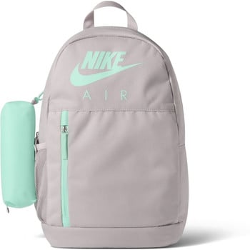 Šedý batoh Nike s přídavnou pouzdrem a logem Nike Air.