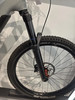 Vorderrad eines Mountainbikes mit Federgabel und Scheibenbremse.