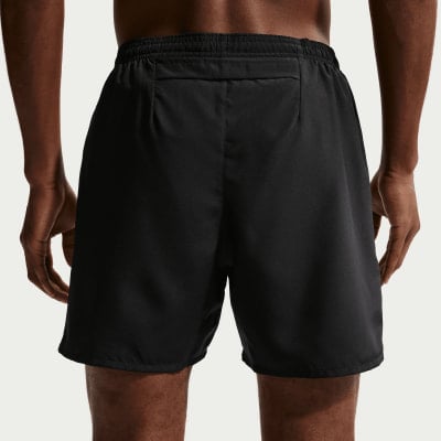 Rückansicht eines Mannes in schwarzen Shorts mit elastischem Bund. Rückansicht eines Mannes in schwarzen Shorts mit elastischem Bund.