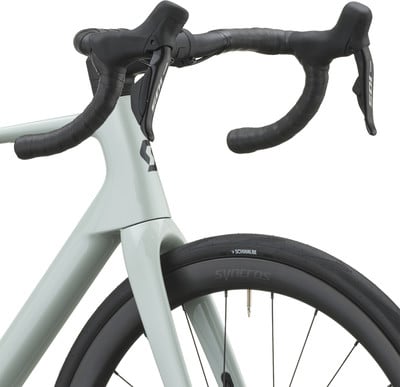 Detail eines Rennrad-Vorderteils mit Lenker und Vorderrad. Detail eines Rennrad-Vorderteils mit Lenker und Vorderrad.