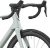 Detail eines Rennrad-Vorderteils mit Lenker und Vorderrad.