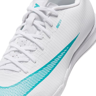 Bílá sportovní obuv s tyrkysovým logem Nike a nápisem NIKESKIN. Bílá sportovní obuv s tyrkysovým logem Nike a nápisem NIKESKIN.