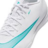 Bílá sportovní obuv s tyrkysovým logem Nike a nápisem NIKESKIN.