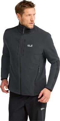 Ein Mann in einer dunklen Jack Wolfskin Jacke mit Logo auf der Brust. Ein Mann in einer dunklen Jack Wolfskin Jacke mit Logo auf der Brust.