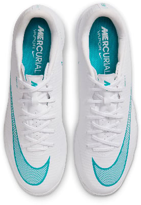 Bílé fotbalové kopačky Nike Mercurial Vapor s tyrkysovými detaily. Bílé fotbalové kopačky Nike Mercurial Vapor s tyrkysovými detaily.