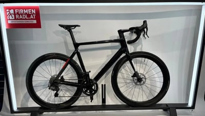 Schwarzes Rennrad mit Carbonfelgen und Scheibenbremsen. Schwarzes Rennrad mit Carbonfelgen und Scheibenbremsen.