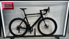 Schwarzes Rennrad mit Carbonfelgen und Scheibenbremsen.