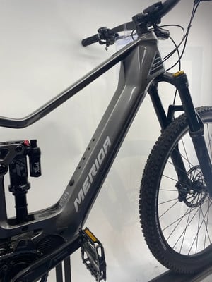 Detail eines Merida Mountain-E-Bikes mit Fox-Federung. Detail eines Merida Mountain-E-Bikes mit Fox-Federung.