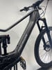 Detail eines Merida Mountain-E-Bikes mit Fox-Federung.