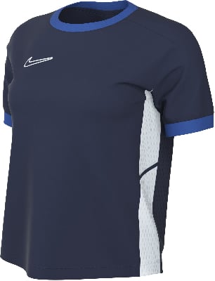 Marineblaues Sport-T-Shirt mit blauem Kragen und weißem Logo. Marineblaues Sport-T-Shirt mit blauem Kragen und weißem Logo.