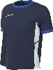 Marineblaues Sport-T-Shirt mit blauem Kragen und weißem Logo.