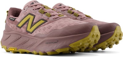 New Balance Damensneaker in Rosa mit olivgrünen Akzenten. New Balance Damensneaker in Rosa mit olivgrünen Akzenten.