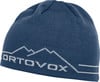 Blaue Strickmütze mit weißem ORTOVOX-Logo und Bergmotiv.