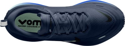 Tmavomodré bežecké topánky Nike s logom a nápisom VOMERO