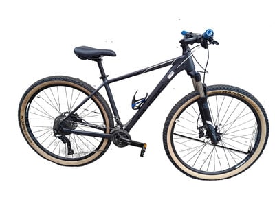 Schwarzes Mountainbike mit beigen Reifen und blauen Griffen. Schwarzes Mountainbike mit beigen Reifen und blauen Griffen.