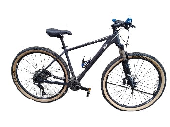 Schwarzes Mountainbike mit beigen Reifen und blauen Griffen.