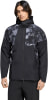 Ein Mann in einer schwarzen Jacke mit Aufdruck und Adidas-Logo vor weißem Hintergrund.