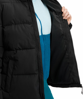 Detail einer schwarzen Daunenjacke mit einer blauen Fleeceweste darunter. Detail einer schwarzen Daunenjacke mit einer blauen Fleeceweste darunter.